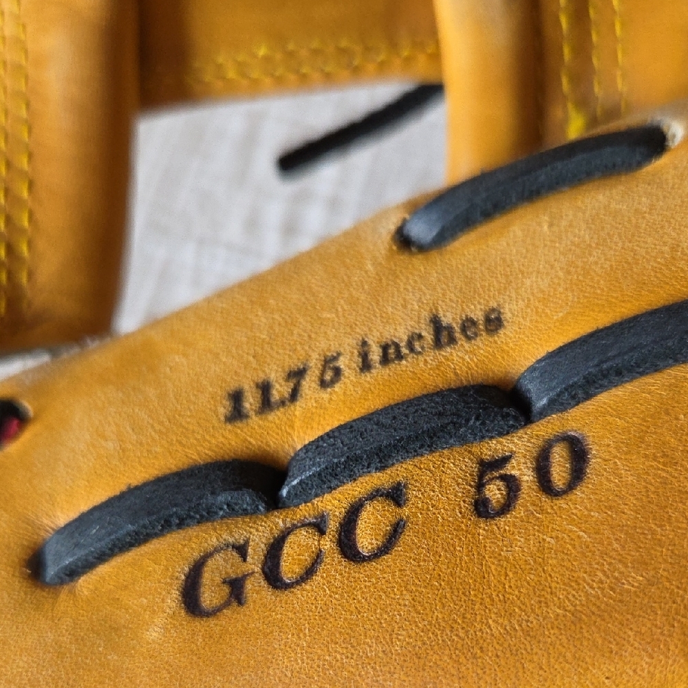 Mizuno Yellow and Black Baseball Glove - Picture 2 of 7
